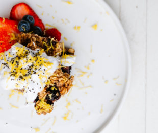 Oatmeal with Fruit and Lemon